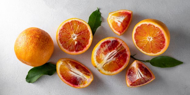 Composizione di frutti di arancia sanguinolenta. Agrumi astratti su banner, sfondo luminoso. Vista dall'alto.