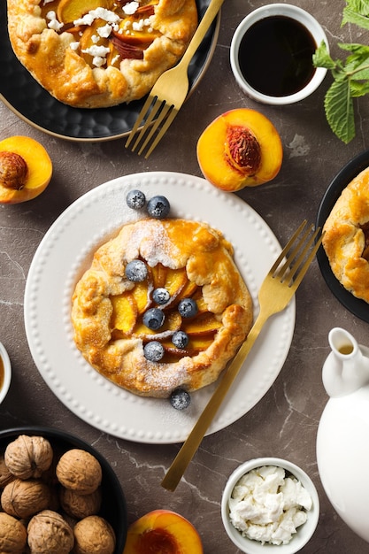 Composizione di galette di frutta per una vista dall'alto del concetto di cibo gustoso