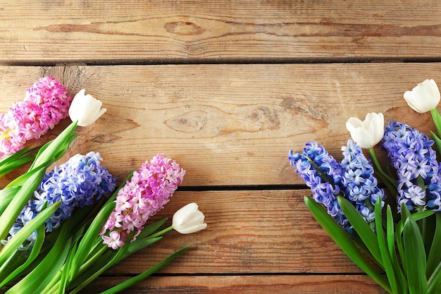 Composizione di giacinto e tulipani su fondo di legno