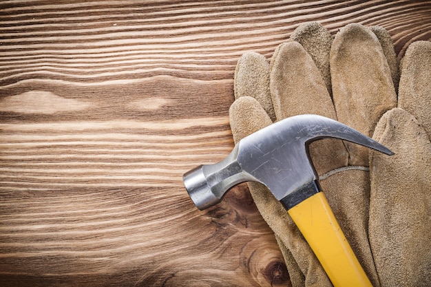 Composizione di guanti di sicurezza martello da carpentiere su tavola di legno