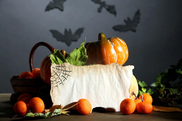 Composizione di Halloween su sfondo grigio scuro