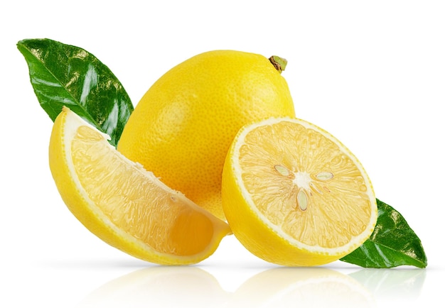 Composizione di limoni con foglie verdi isolate con tracciato di ritaglio.