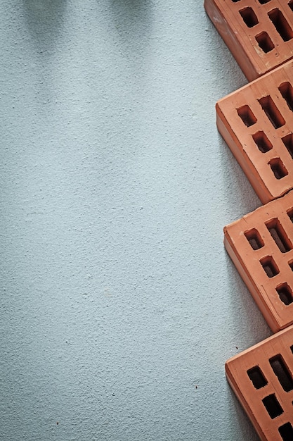 Composizione di mattoni arancioni sul concetto di costruzione di superficie in calcestruzzo.