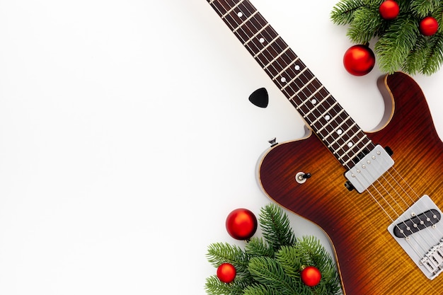 Composizione di musica di Natale con chitarra e rami di abete