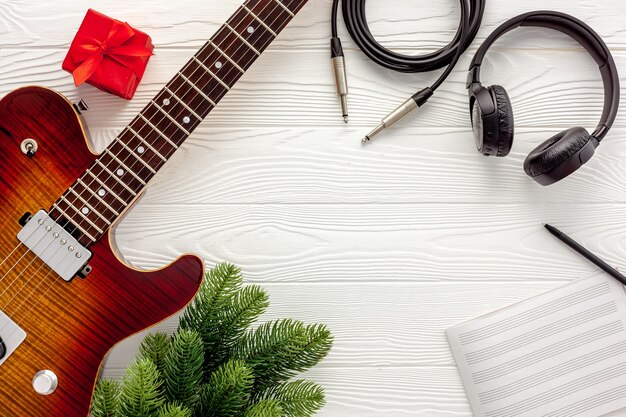 Composizione di musica di Natale con chitarra e rami di abete