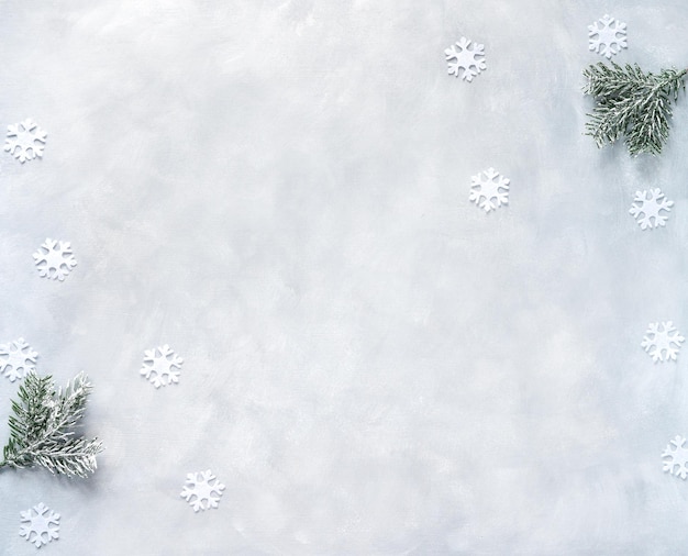 Composizione di Natale. Abete rami con fiocco di neve su sfondo grigio. Banner cornice di Capodanno. Disposizione piana, vista dall'alto, copia spazio