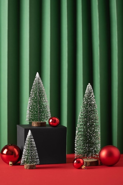 Composizione di Natale con alberi di Natale e ornamenti. Biglietto di auguri di Natale