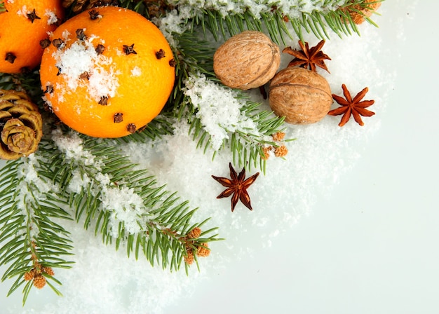 Composizione di Natale con arance e abete, isolato su bianco