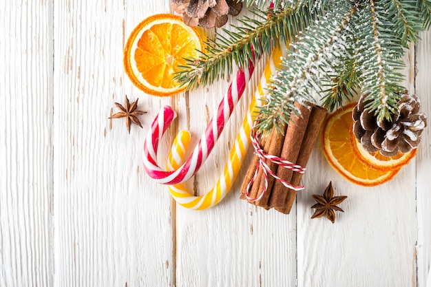 Composizione di Natale con bastoncini di zucchero, arance secche e bastoncini di cannella