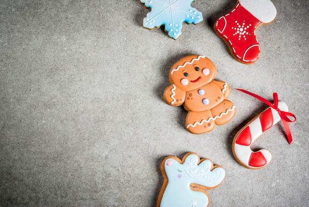 Composizione di Natale con biscotti di panpepato colorati fatti in casa