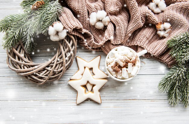 Composizione di Natale con biscotti e cioccolata calda