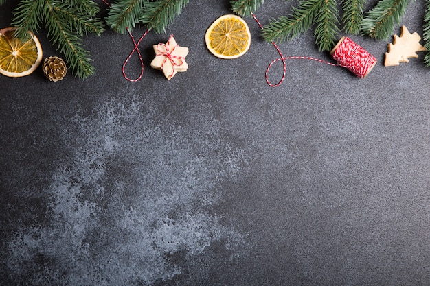 Composizione di Natale con biscotti, rami di albero di Natale e arance secche.