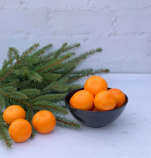 Composizione di Natale con mandarini su sfondo bianco. Spazio per il testo