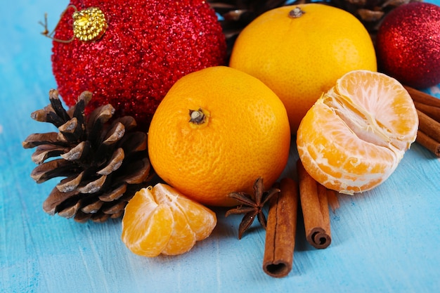 Composizione di Natale con mandarini su tavola di legno su sfondo blu