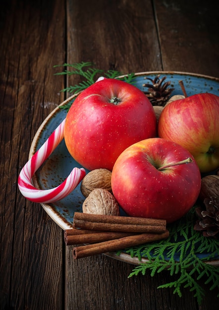 Composizione di Natale con mele, noci e cannella