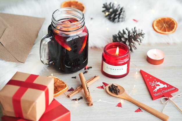 Composizione di Natale con un bicchiere di vin brulé caldo