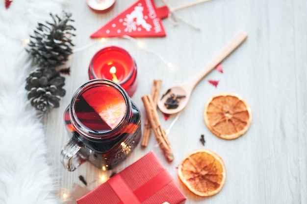 Composizione di Natale con un bicchiere di vin brulé caldo