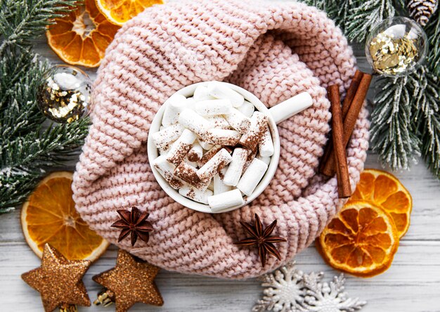 Composizione di Natale con una tazza di cioccolata calda e decorazioni