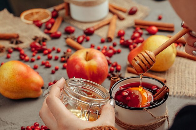 Composizione di natale con vin brulé caldo in tazza rustica