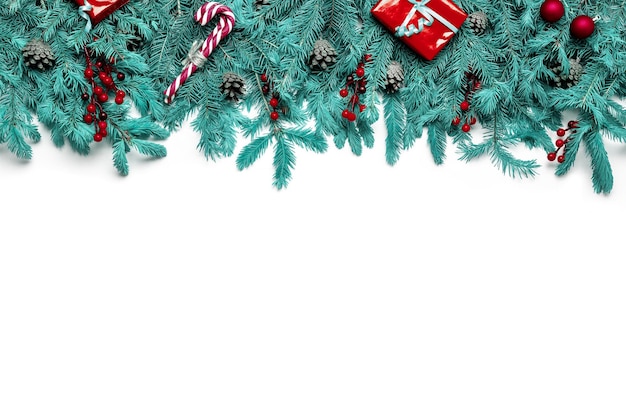 Composizione di Natale Cornice fatta di regali di Natale rami di pino giocattoli su sfondo bianco vista dall'alto spazio copia Natale e Capodanno Sfondo