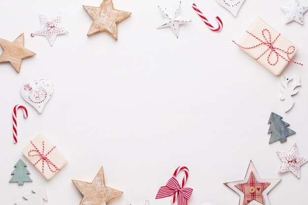 Composizione di Natale. Decorazioni in legno, stelle su sfondo bianco. Natale, inverno, concetto di capodanno. Vista piana laico e dall'alto.