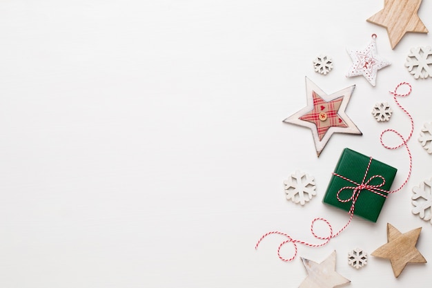 Composizione di Natale. Decorazioni in legno, stelle su sfondo bianco.