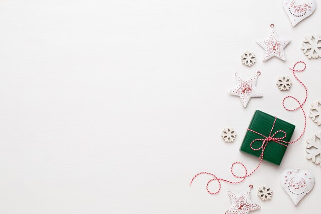 Composizione di Natale. Decorazioni in legno, stelle su sfondo bianco.