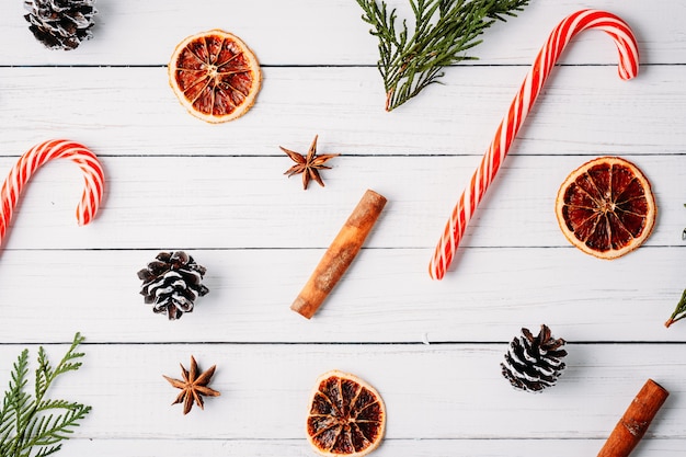 Composizione di Natale di arance secche, pigne, cannella e caramelle dolci