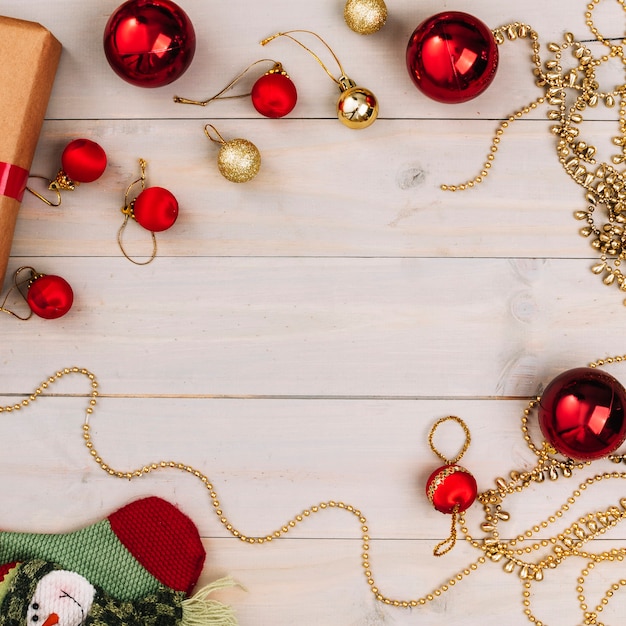 Composizione di Natale di palline rosse lucenti