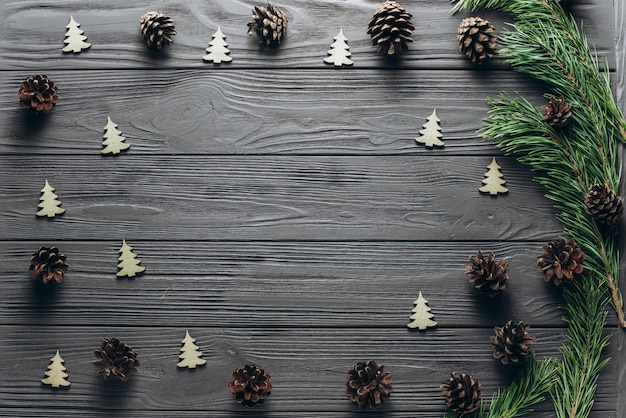 Composizione di Natale: fondo in legno grigio con pigne