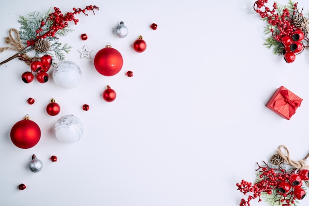 Composizione di Natale. Giocattoli di Natale su sfondo bianco. Disposizione piana, vista dall'alto.