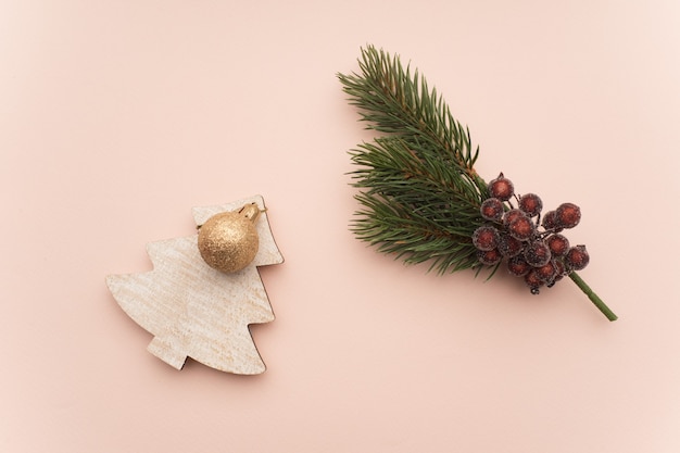 Composizione di Natale. Regali di Natale, piatto, vista dall'alto.