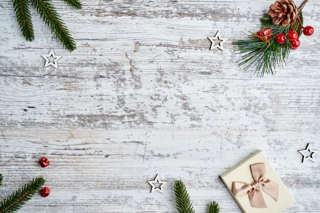 Composizione di Natale. Regali di Natale, rami di pino, giocattoli su sfondo bianco. Disposizione piana, vista dall'alto.