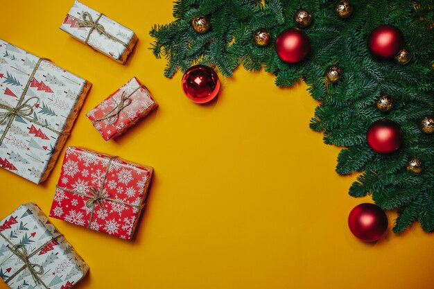 Composizione di natale. Regalo di Natale, rami di abete. Vista piana, vista dall'alto, copia spazio. Palle di Natale rosse.