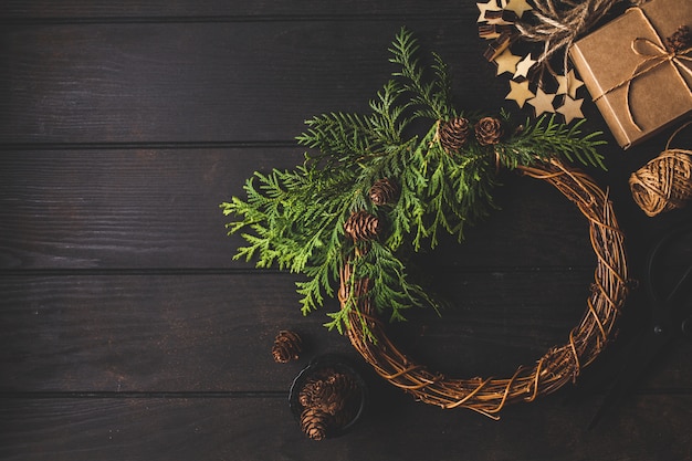 Composizione di Natale su sfondo scuro. Corona di Natale, confezione regalo e sfondo di decorazione di Natale.