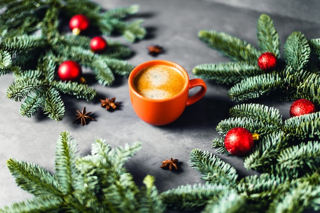 Composizione di natale su una tabella grigia.