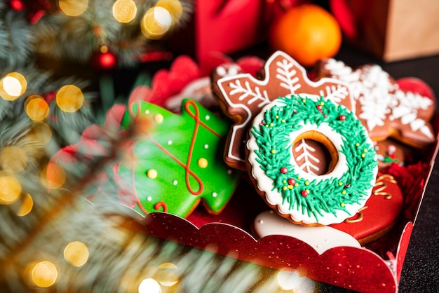 Composizione di Natale. Un albero di Natale decorato con giocattoli e una ghirlanda e pan di zenzero. Foto di alta qualità