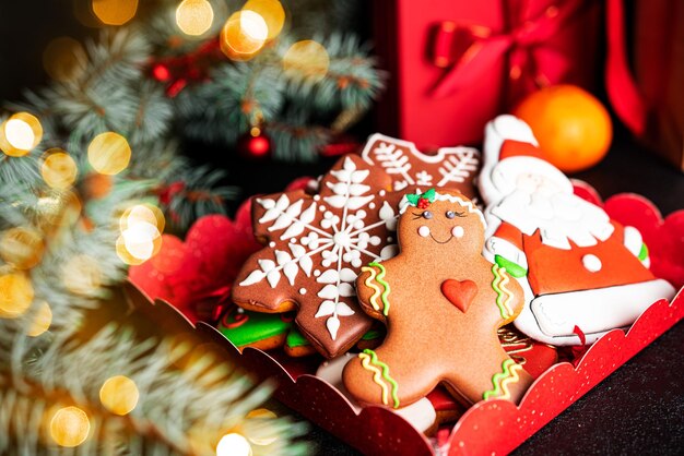 Composizione di Natale. Un albero di Natale decorato con giocattoli e una ghirlanda e pan di zenzero. Foto di alta qualità
