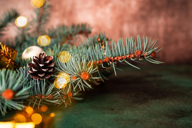 Composizione di Natale. Un albero di Natale decorato con giocattoli e una ghirlanda. Foto di alta qualità