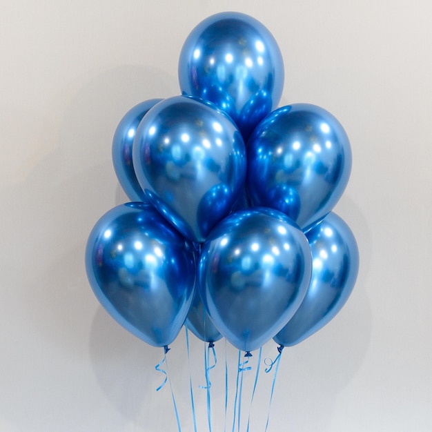 Composizione di palloncini di elio blu brillante