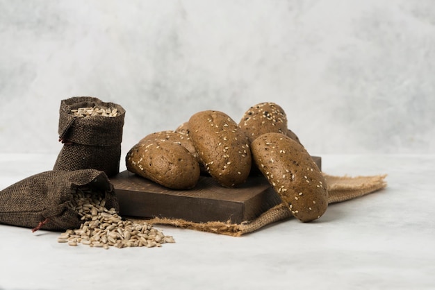 Composizione di pane di segale su sfondo bianco