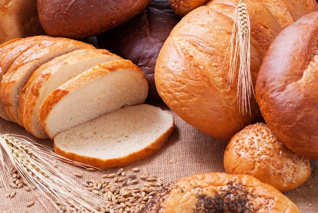 composizione di pane e spighette di grano