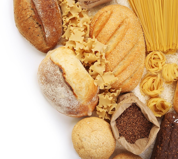 Composizione di pane misto macaroni e cereali su sfondo bianco