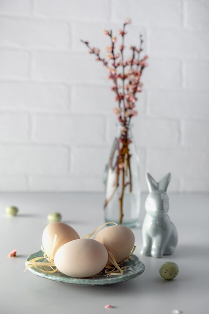 Composizione di Pasqua con fioritura ramo di ciliegio rosa in vaso. Concetto di primavera vacanze di Pasqua. Decorazione tradizionale.