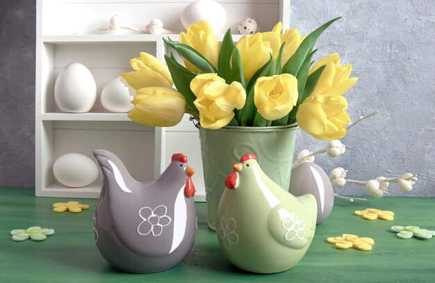 Composizione di Pasqua con galline in ceramica di tulipani gialli e uova di Pasqua