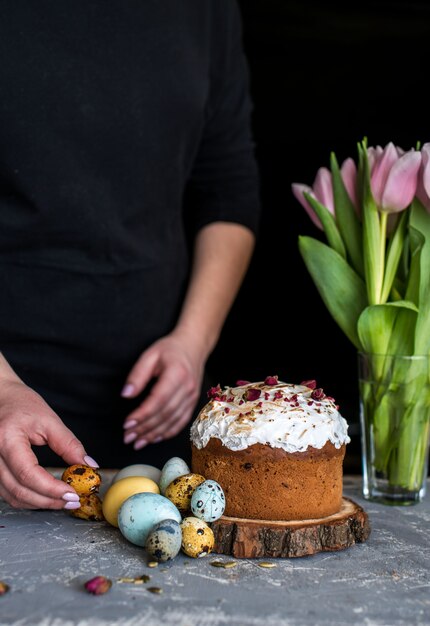 Composizione di Pasqua con pane dolce, kulich e uova