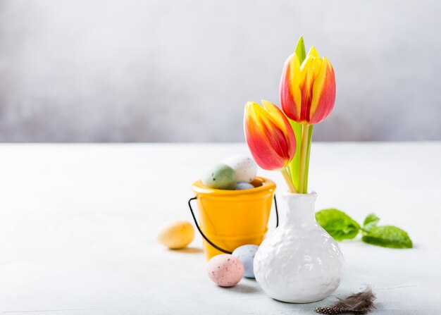 Composizione di Pasqua con tulipani di primavera