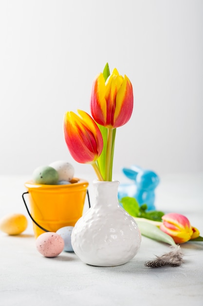Composizione di Pasqua con tulipani di primavera