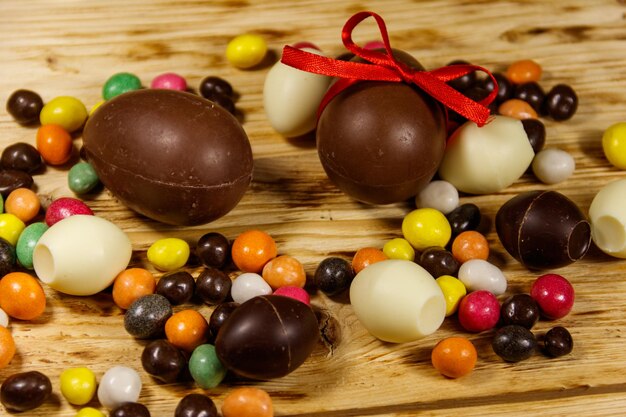 Composizione di Pasqua con uova di cioccolato su fondo di legno