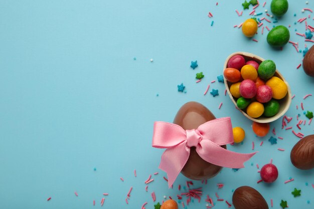 Composizione di Pasqua con uova di cioccolato su sfondo blu spazio per il testo